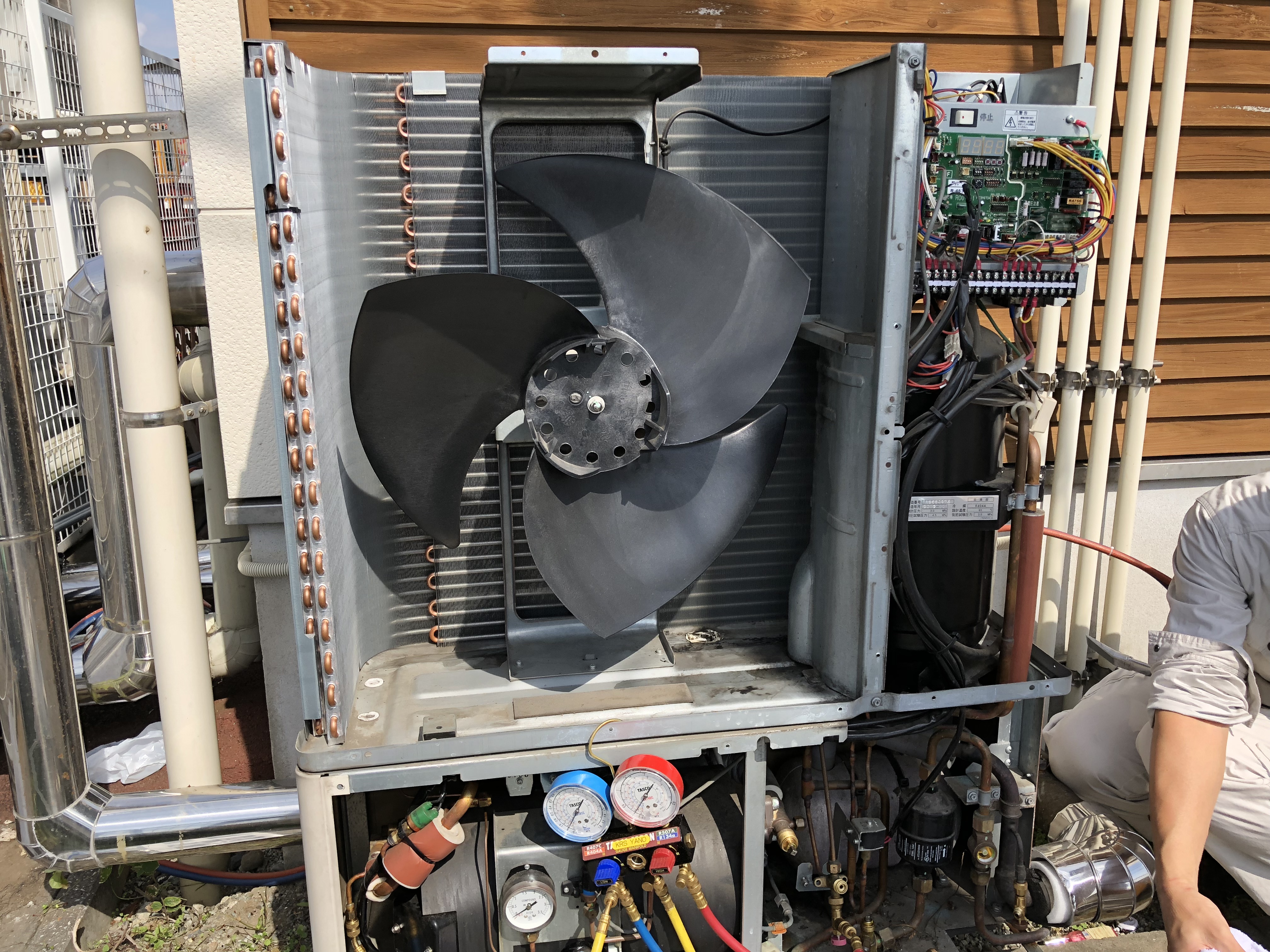 室外機の熱交換器交換 今年の夏の修理 ２ Krs Corporation